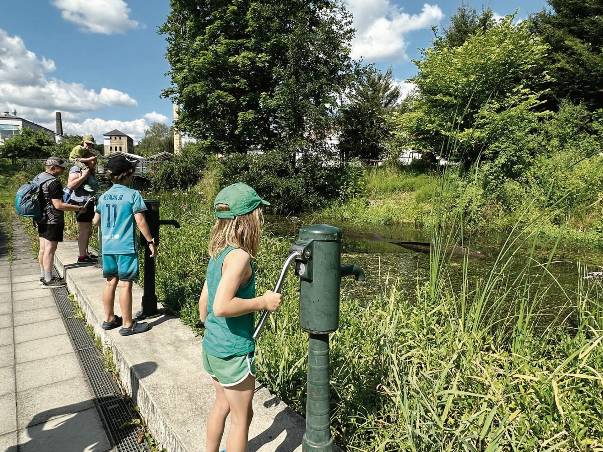 Kinder in grüner Bekleidung auf einem Weg