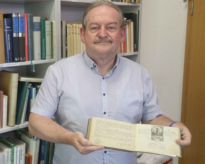 Mann mit einem alten Buch