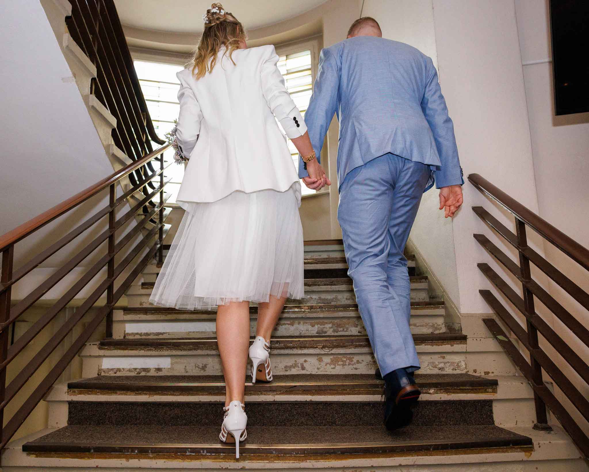 Hochzeitspaar läuft Treppen hoch