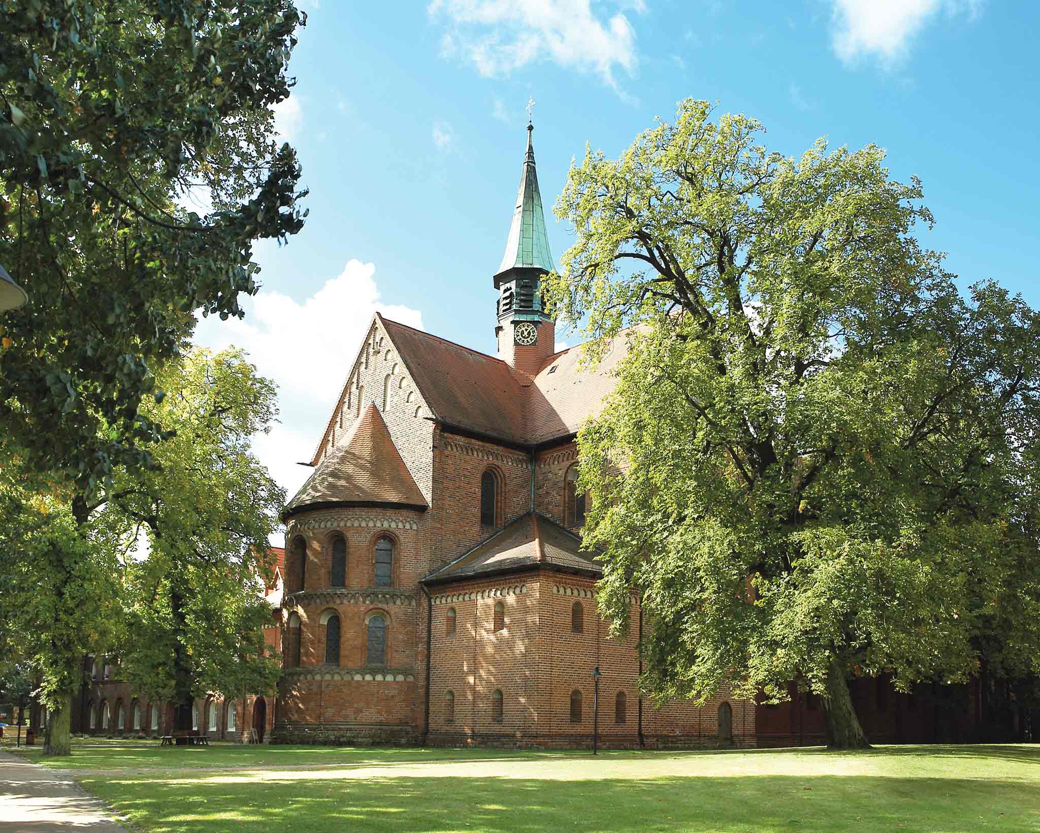 Kirche vor blauem Himmel