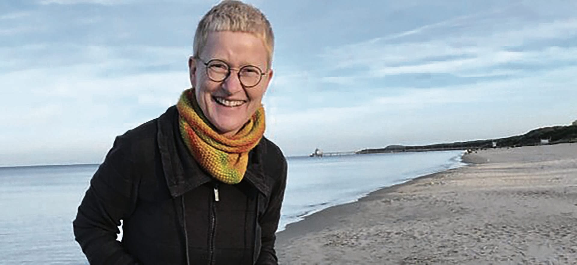 Frau mit kurzen Haaren an einem Strand