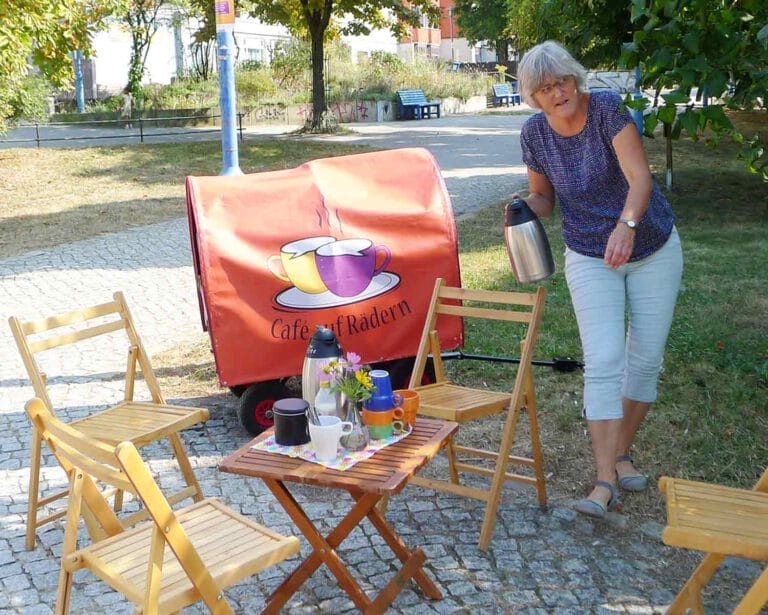 Barbara Jungnickel vor ihrem Café auf Rädern, einem Bollerwagen.