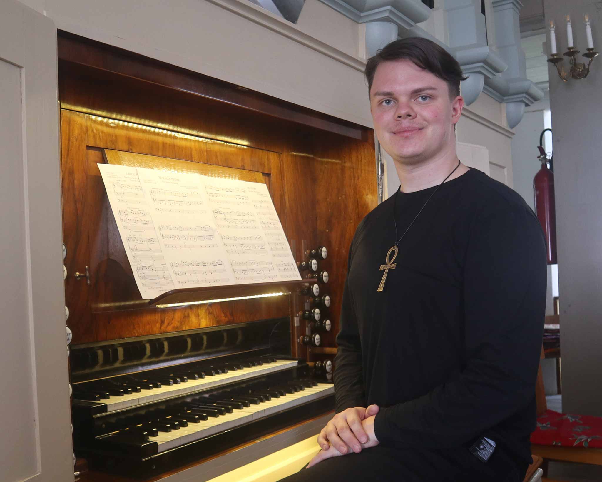 Der Organist Philipp Heim.