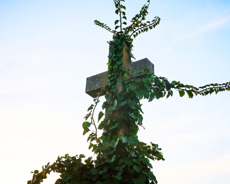 Grabkreuz mit Blättern