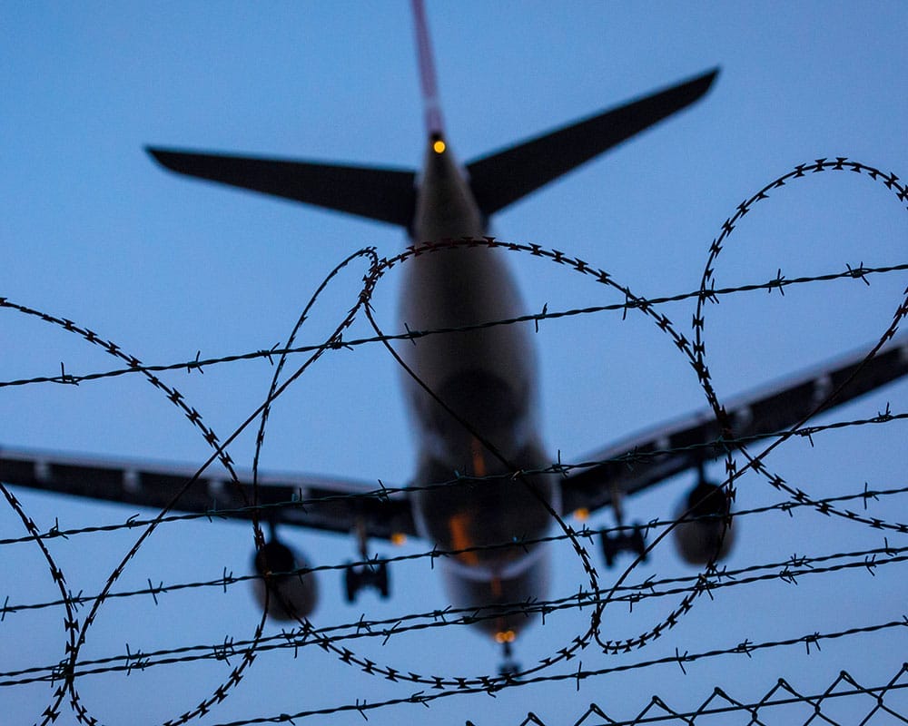 Flugzeug und Stacheldraht