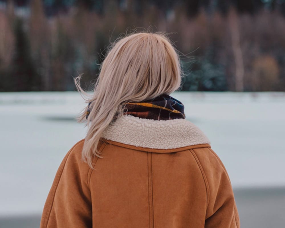 Blonde Frau mit langen Haaren im Winter