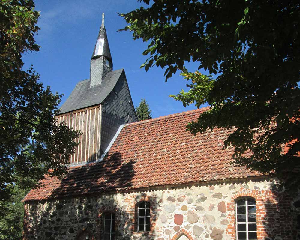 Dorfkirche vor blauem Himmel