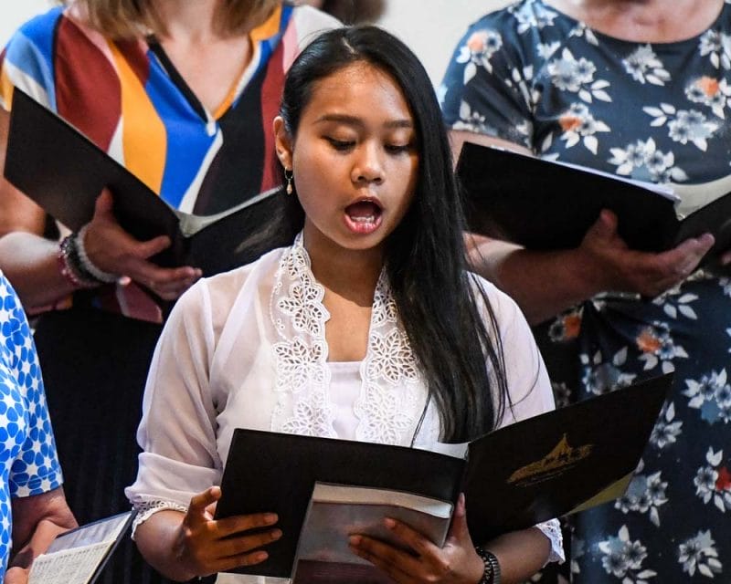 Chorsängerin mit Gesangbuch