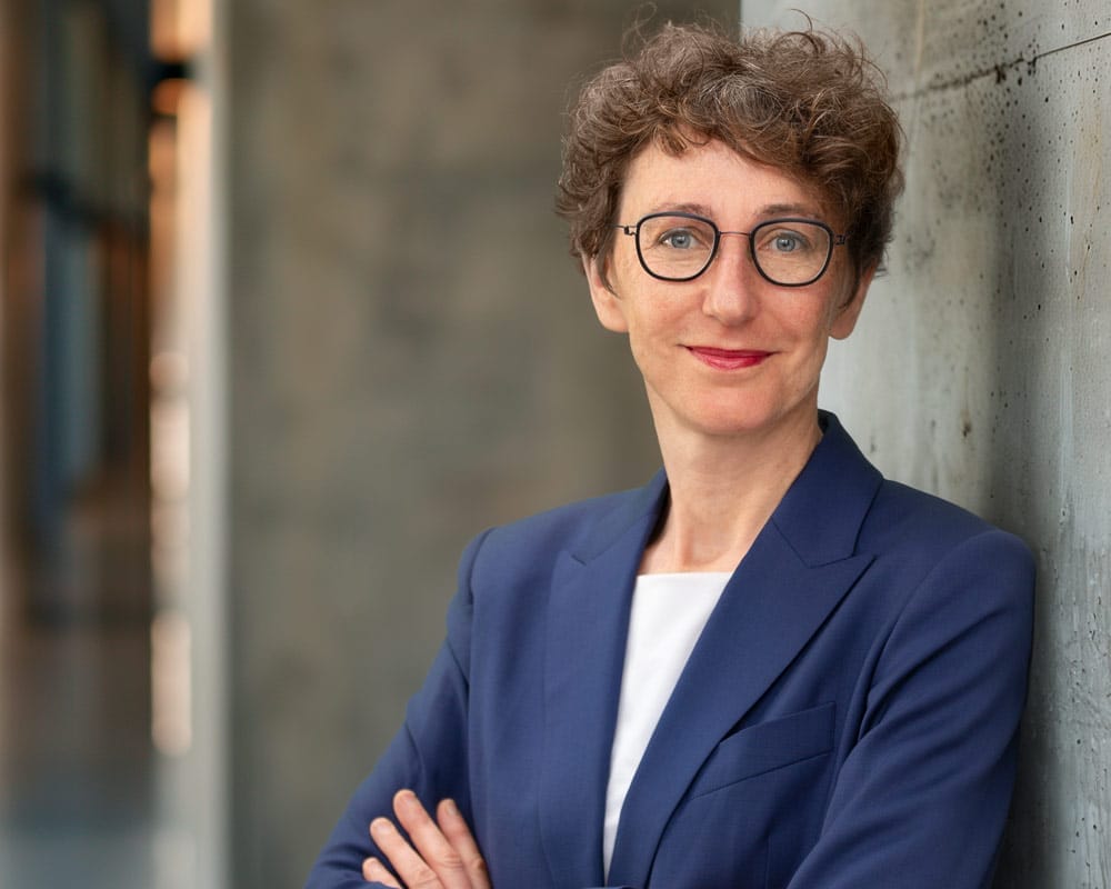 Frau mit Locken und Brille