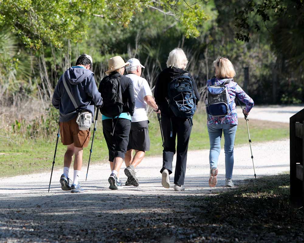 Wandernde alte Leute
