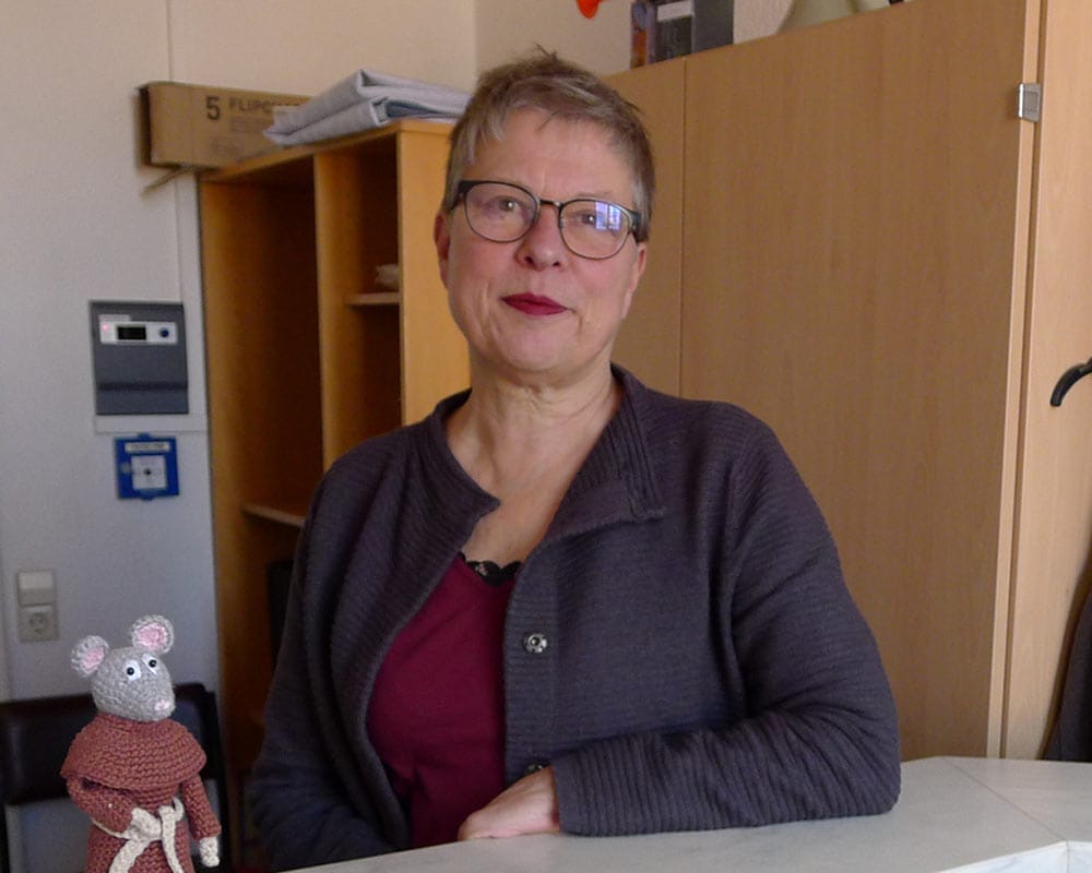 Frau mit Brille am Schreibtisch