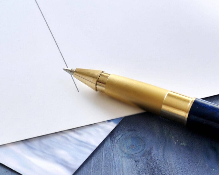 Postkarte und Kugelschreiber
