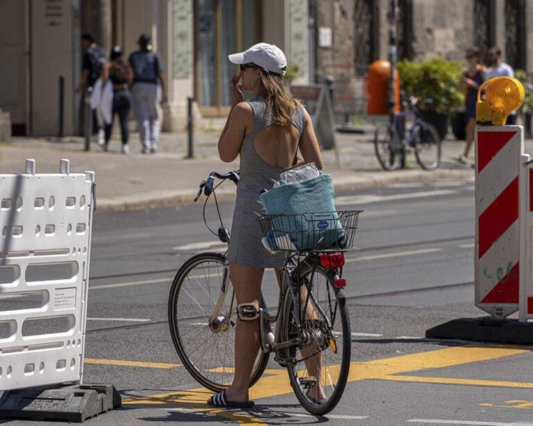 Frau auf Fahrrad in der Stadt