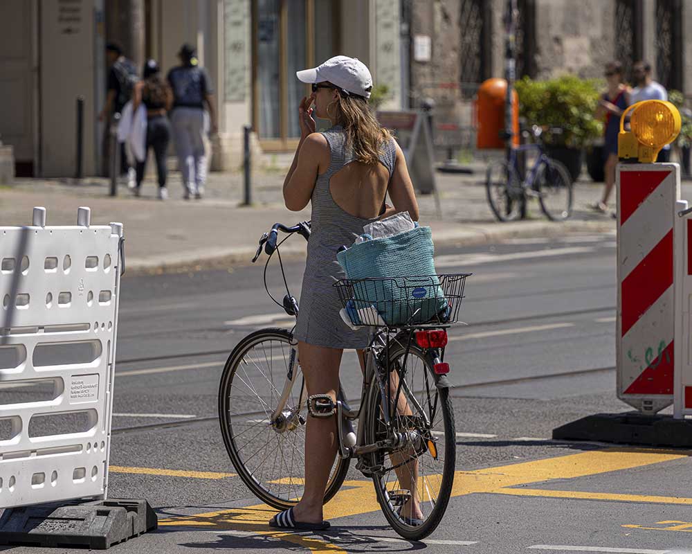 Frau auf Fahrrad in der Stadt