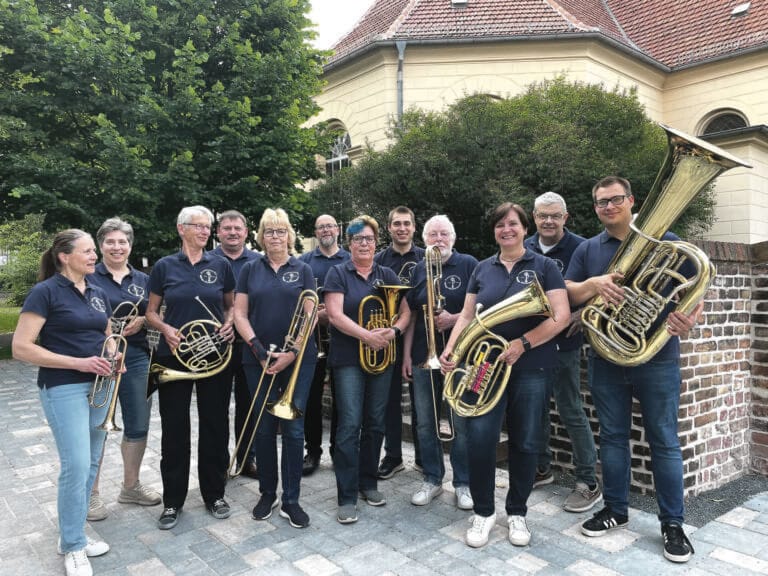 Menschen in blauen T-Shirts mit Musikinstrumenten