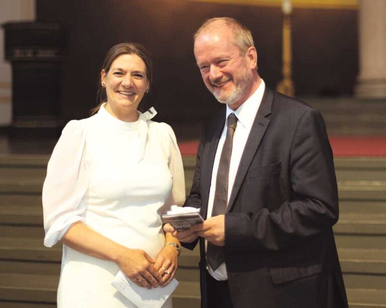 Ein Mann und eine Frau lächeln in die Kamera