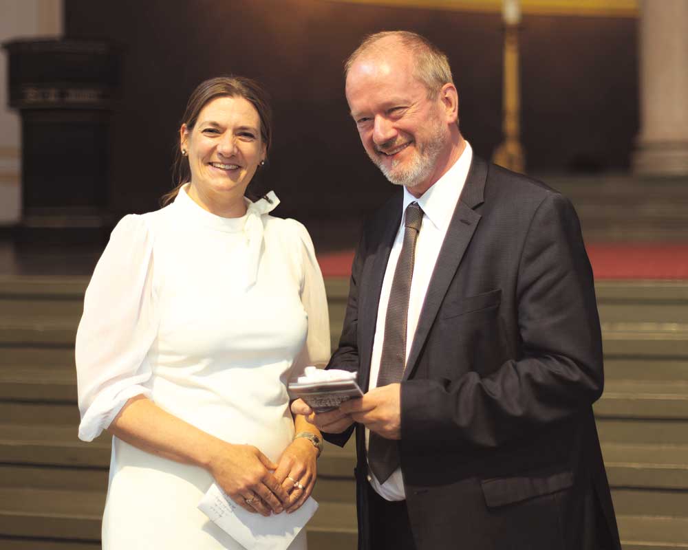 Ein Mann und eine Frau lächeln in die Kamera