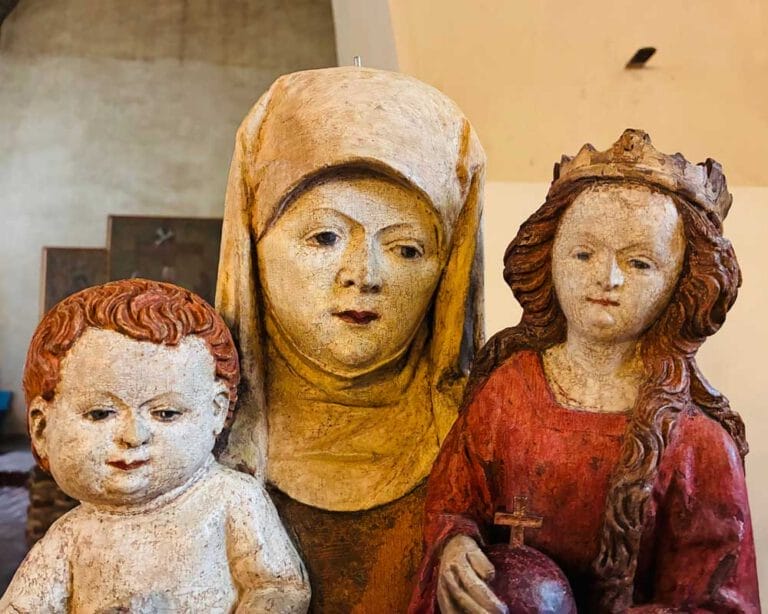 Drei sehr alte Figuren aus Holz