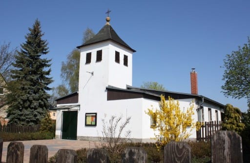 weißes Gebäude mit Turm