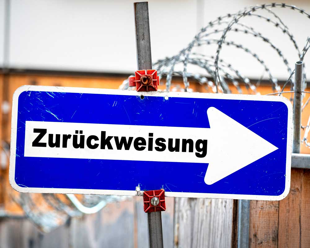 Strassenschild mit Wort "Zurückweisung"