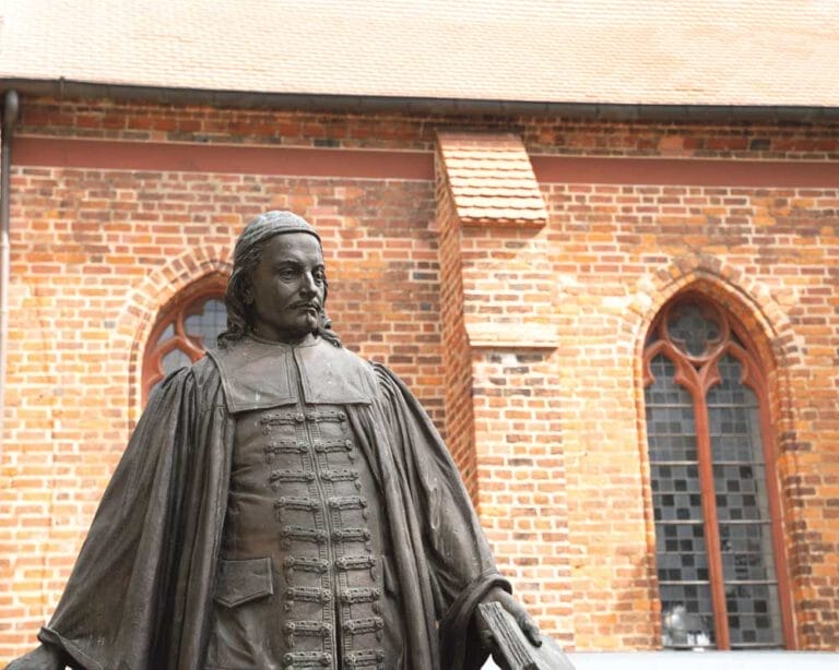 Denkmal eines Mannes vor einem Gebäude