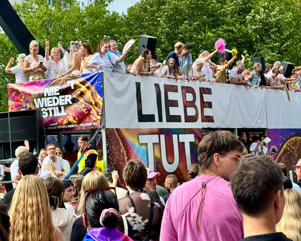 Truck mit Banner umgeben von einer Menschenmenge