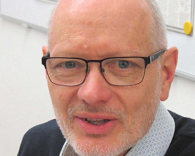 Mann mit Brille und Bart
