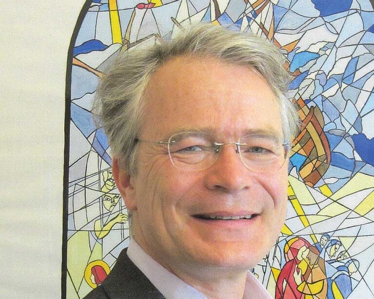 Lächelnder Mann mit grauen Haaren