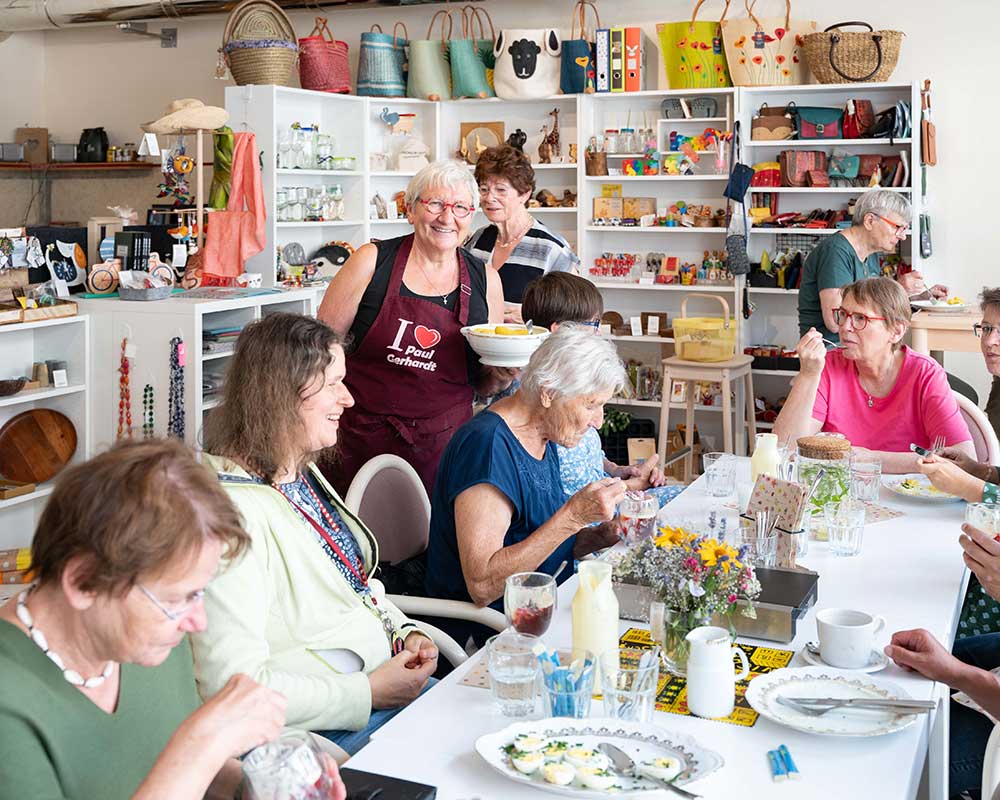 Ältere Frauen bei einem gemeinsamen Essen