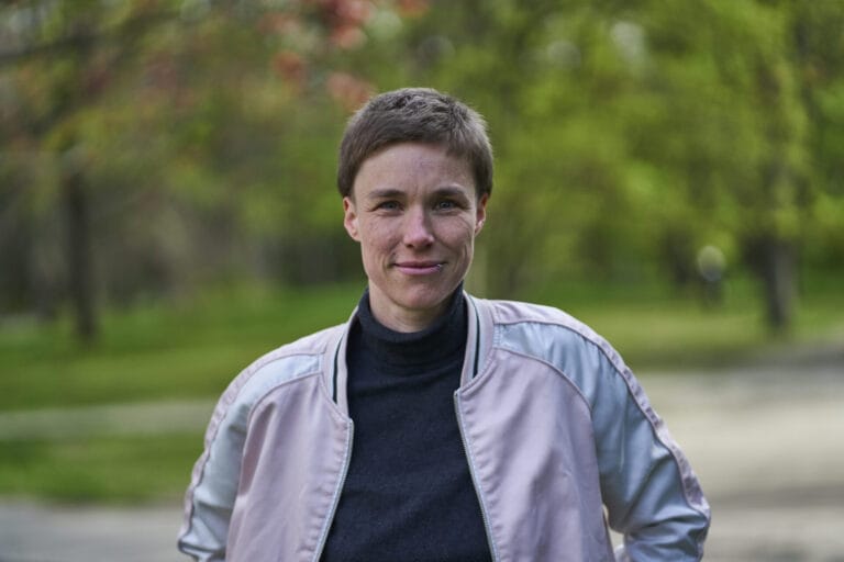 junge Frau mit einer Jacke und kurzen Haaren