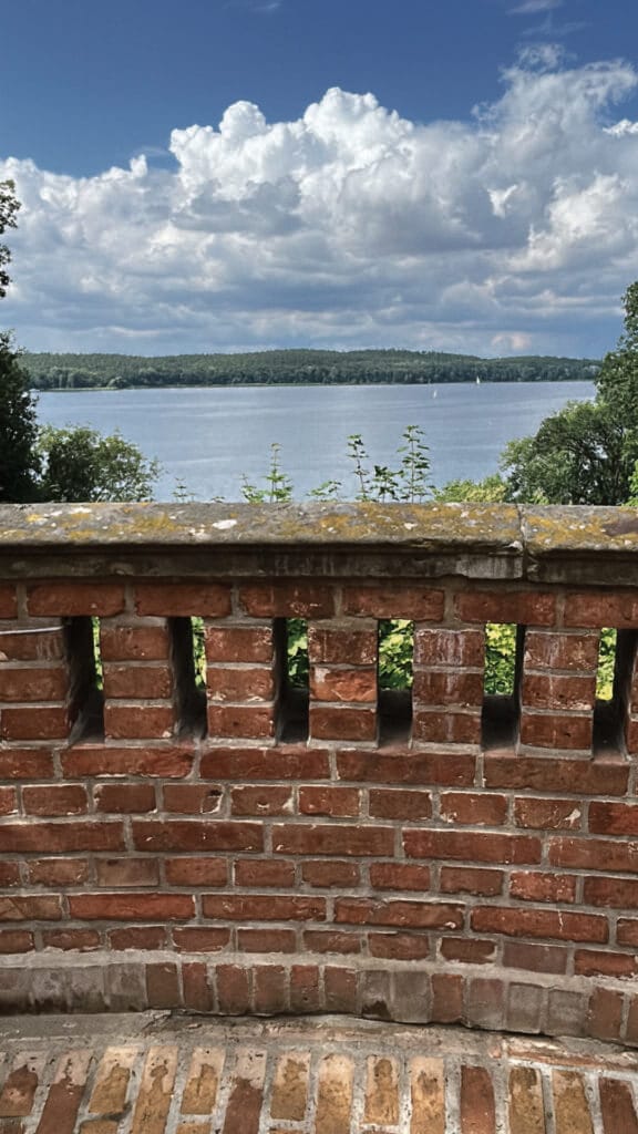 Blick auf einen See mit blauem Himmel