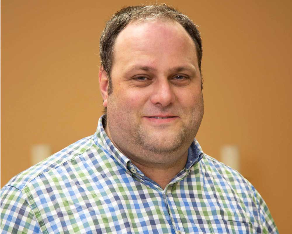 Mann mit einem karierten Hemd