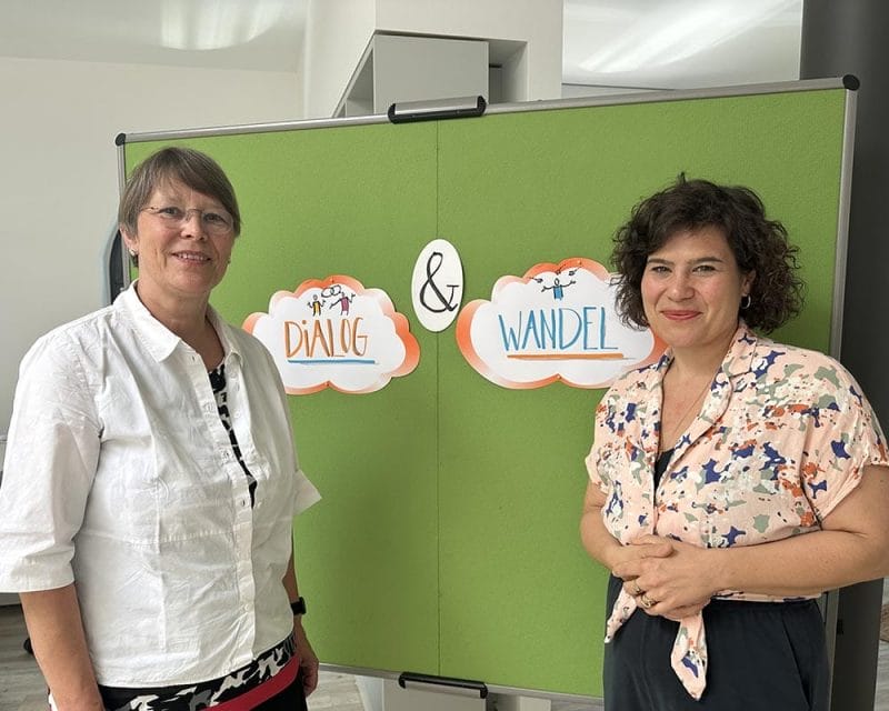 Zwei Frauen vor einer grünen Tafel