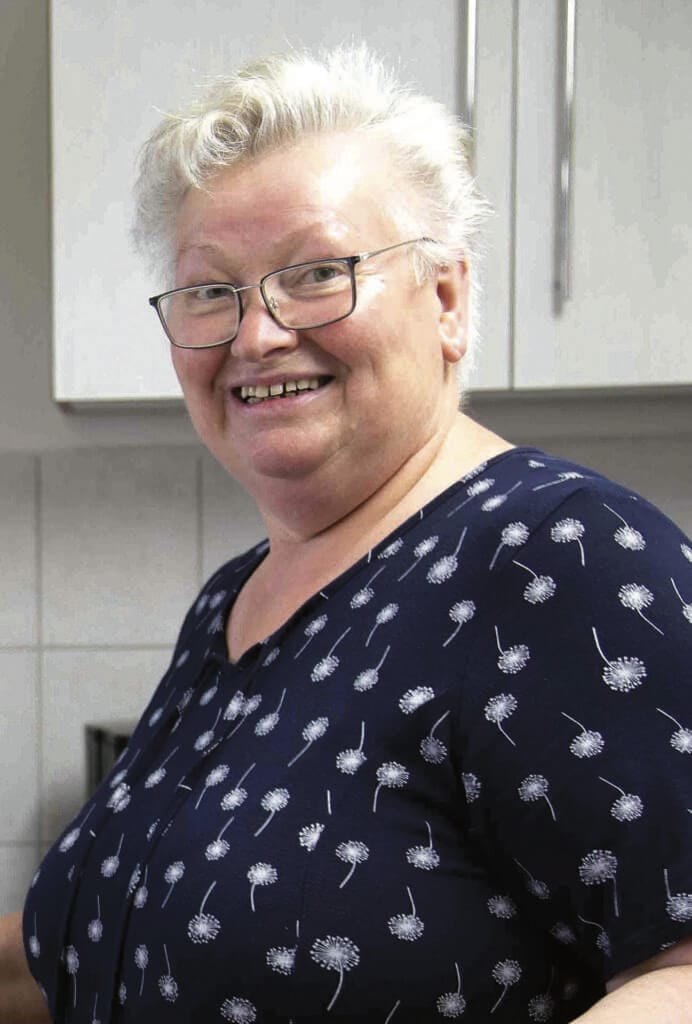 Lächelende Frau mit Brille