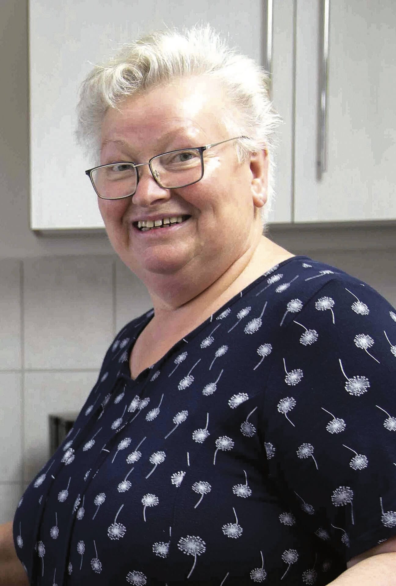 Lächelende Frau mit Brille