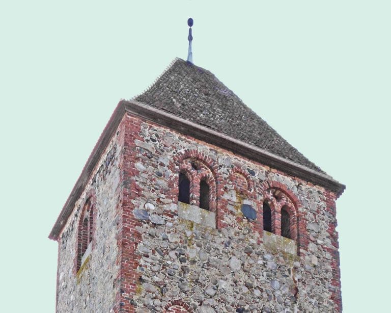 Kirchendach vor blauem Himmel
