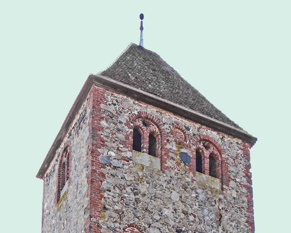 Kirchendach vor blauem Himmel