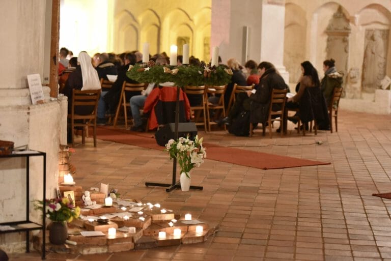Gottesdienst in einer Kirche der Evangelischen Kirche Berlin-Brandenburg-schlesische Oberlausitz. Die Fotografie entstand im Winter 2022.