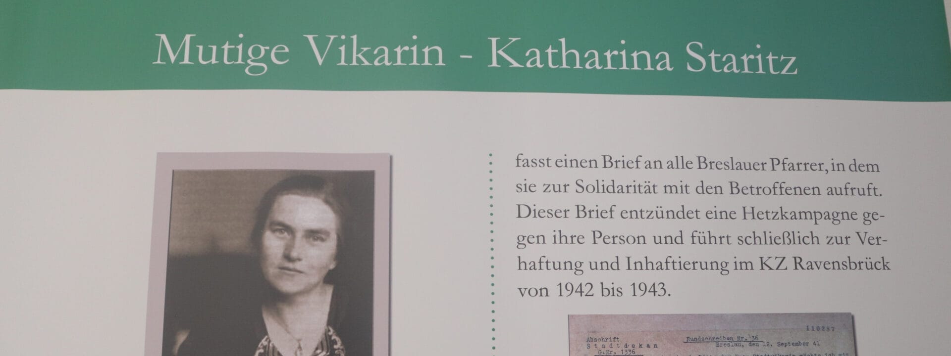 Teil eines Plakates mit einem Frauenkopf