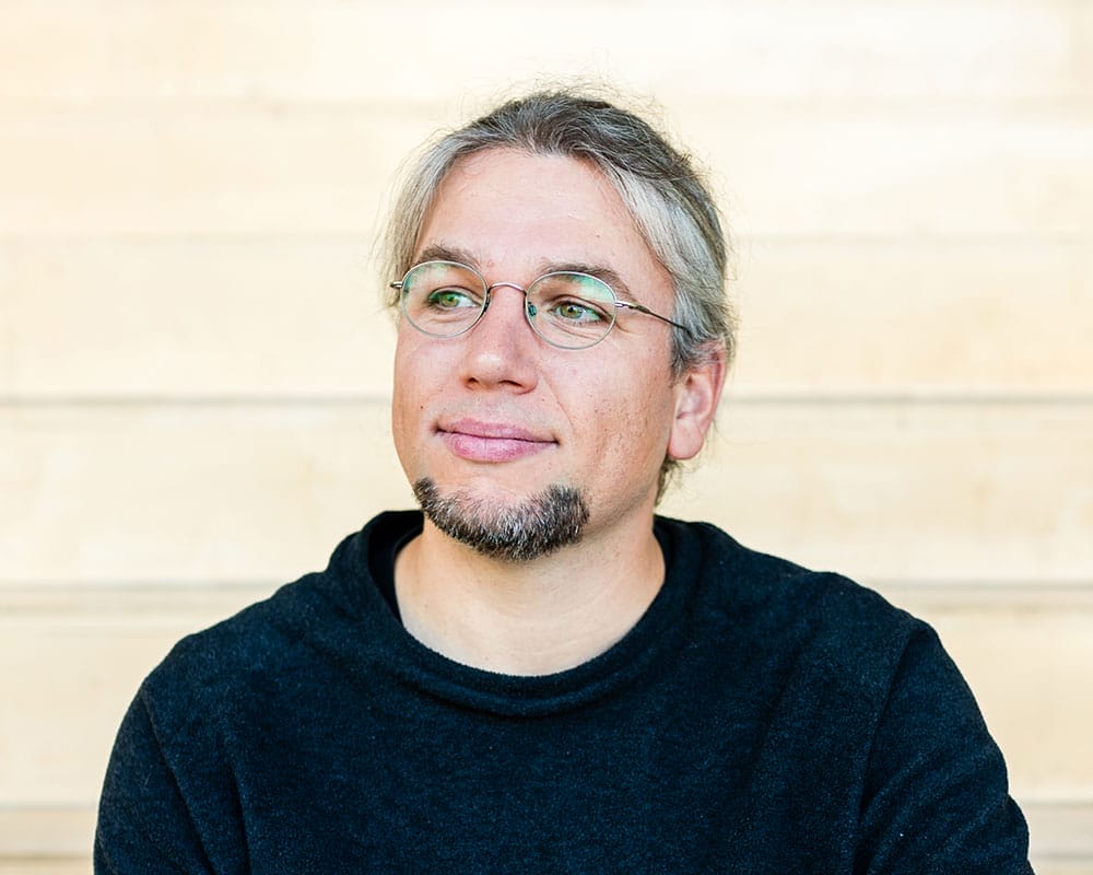 Lächelnder Mann mit Brille