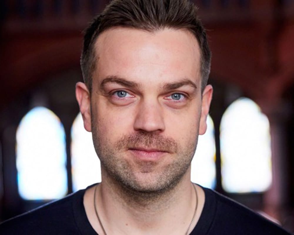 Kiezworker für die Kirche: Mann mit schwarzem T-Shirt