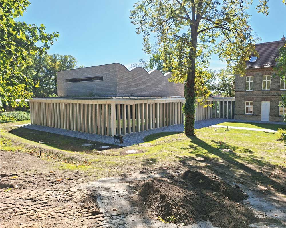 neues Gebäude in einem Garten