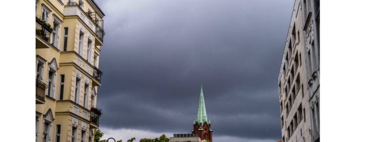 Kirchenturm zwischen Häusern