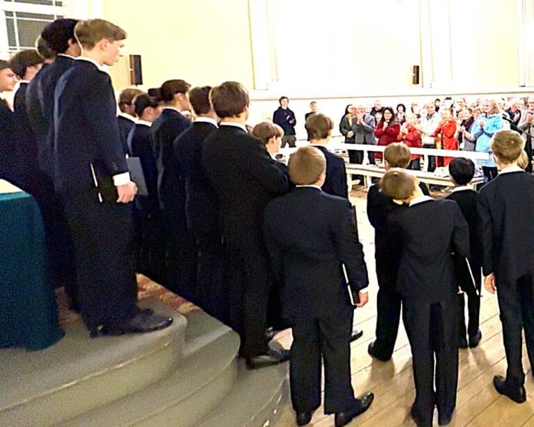 Ein Chor aus Jungs in einer Kirche