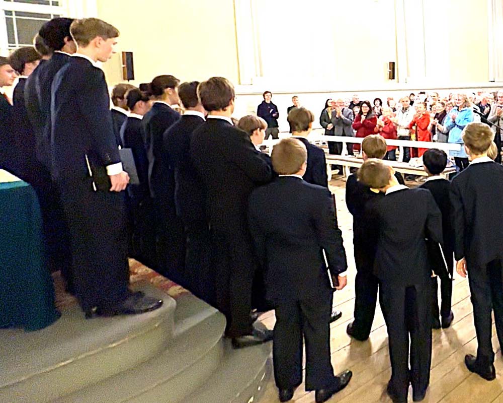 Ein Chor aus Jungs in einer Kirche