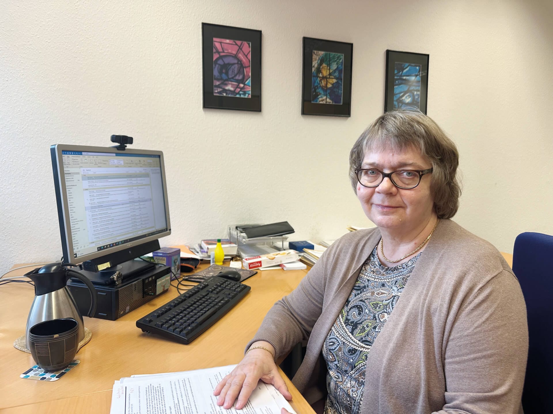 Frau an einem Schreibtisch mit Computerbildschirm