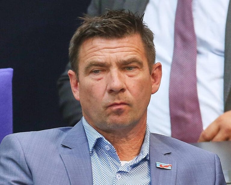 Mann in grauem Anzug im Bundestag