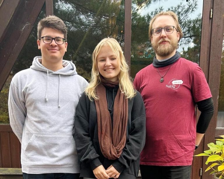 2 junge Männer und eine blonde Frau