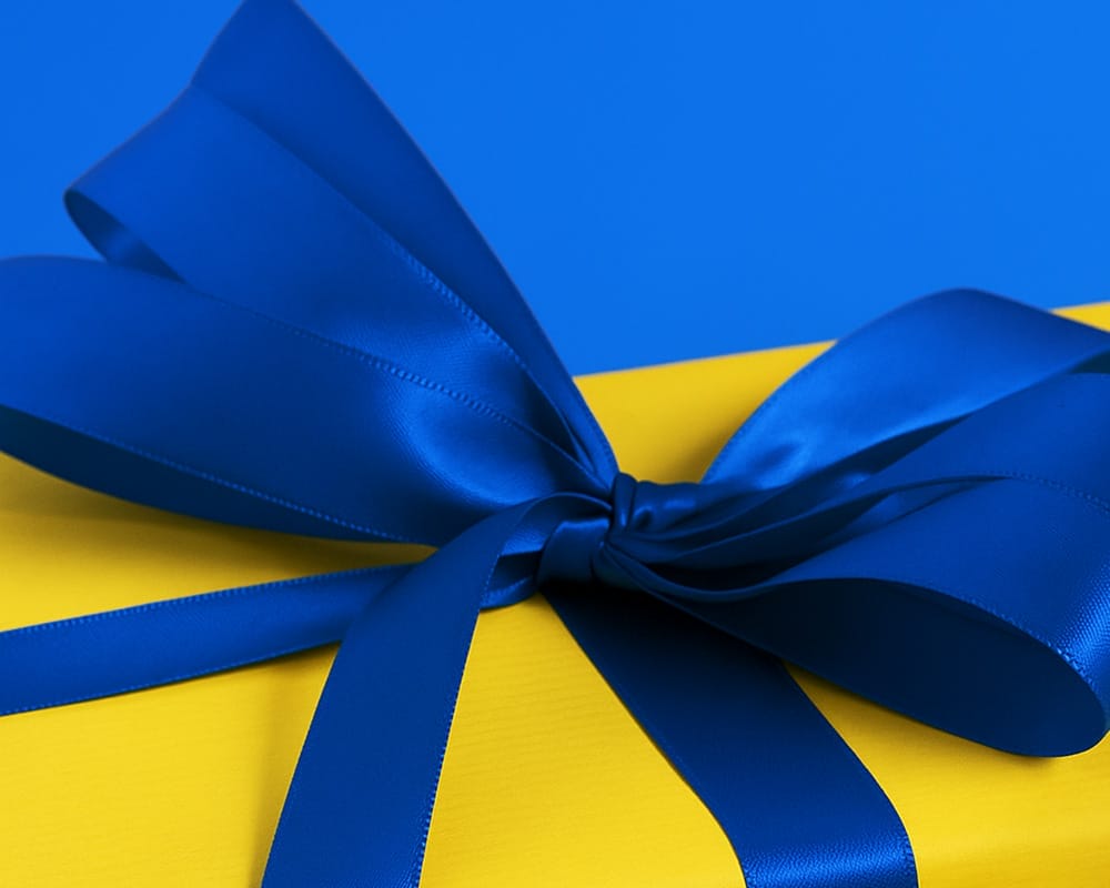 Gelbes Paket mit blauem Geschenkpapier