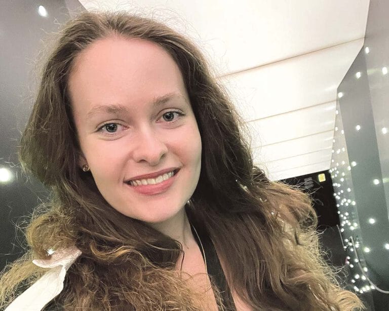 Junge lächelnde Frau mit langen Haaren